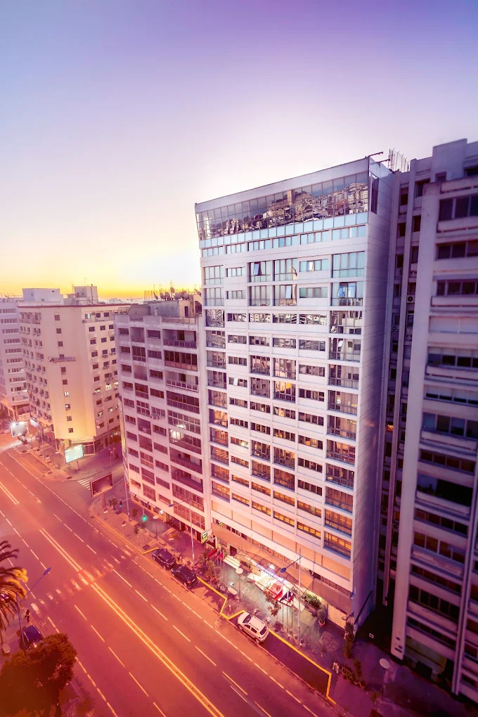 Façade de l'Idou Anfa Hôtel sur le boulevard d'Anfa à Casablanca, au crépuscule